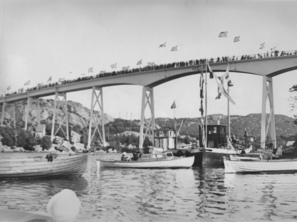 Åpningen av Eigerøybroen, 20. august 1951. I midtspennet: Eieskøyten og Skadbergskøyten.