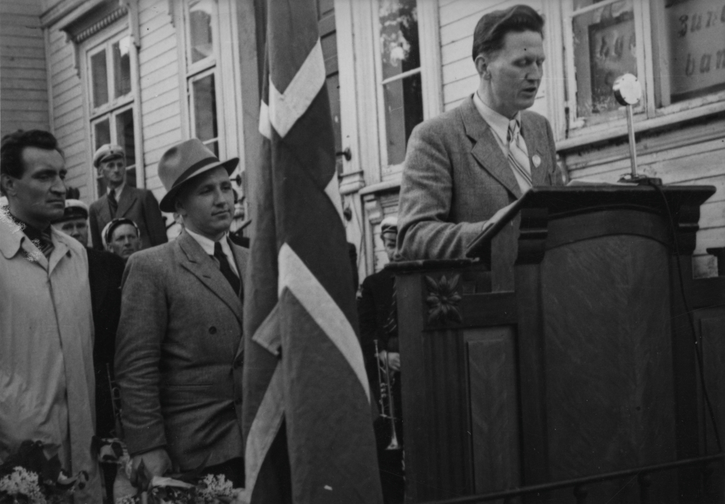 Lederen av Milorg-gruppen, banksjef Hugo Eriksen, ønsker Arne Friestad velkommen hjem etter fangenskap i Tyskland, 30. mai 1945.