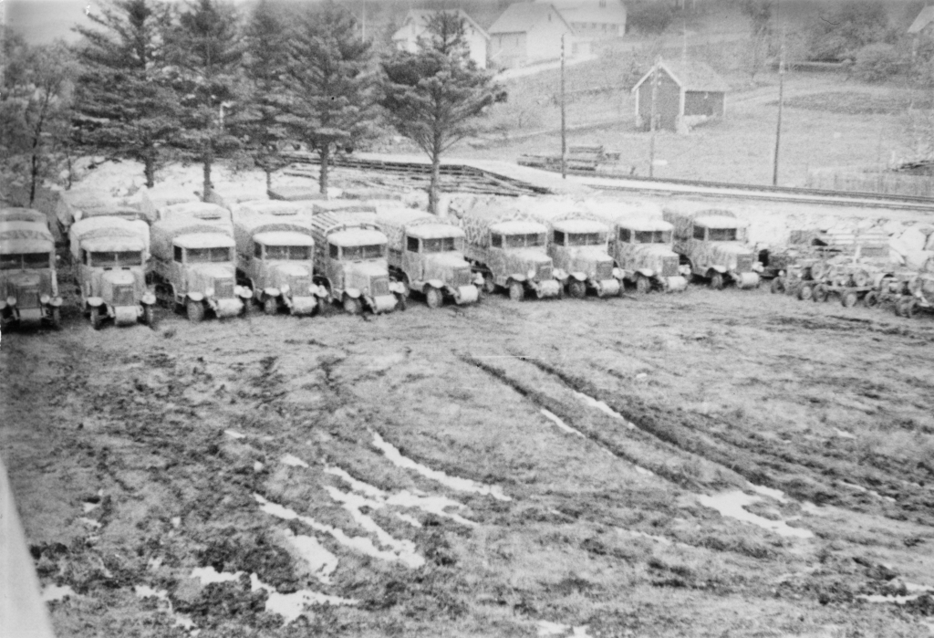 Militære lastebiler ved Slettebøleiren, mai 1945.
