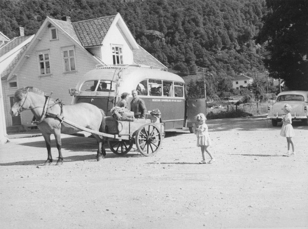Brit og Kari Feyling i Tonstad, 1952.