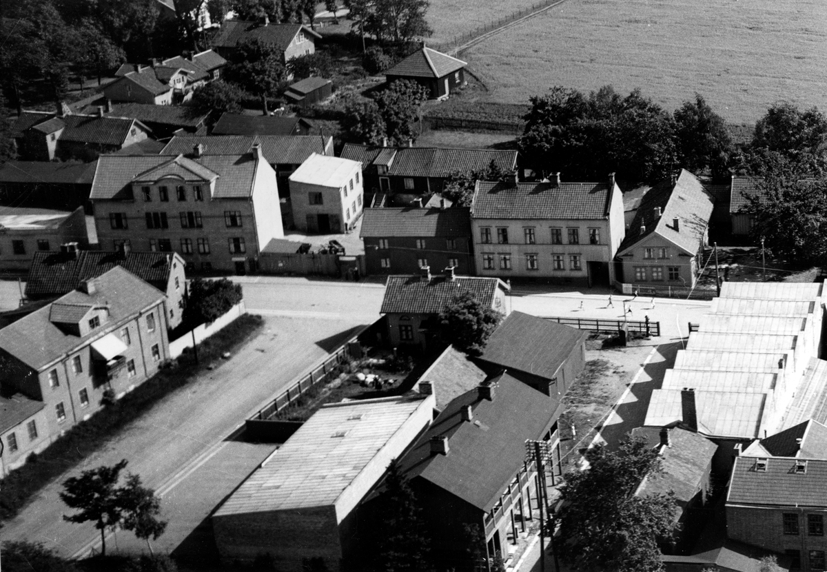 Översiktsbild Storgatan - Parkgatan (som då inte ännu fortsatte söderut). Uppe t.v. ser man Prästgården. Från NM:s byggnadsinventering 1957.