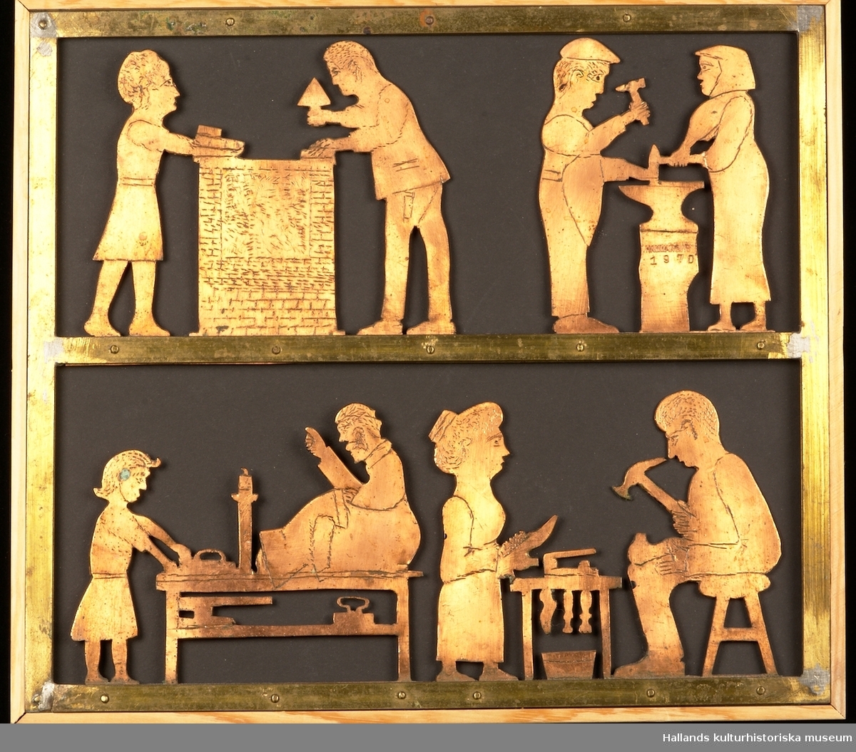 Relief föreställande fyra hantverksscener: murning, smidesarbete, textilt arbete och skomakeri.

Reliefen är tillverkad av koppar över ett ark av svart papp. Inramad i en träram av furu.