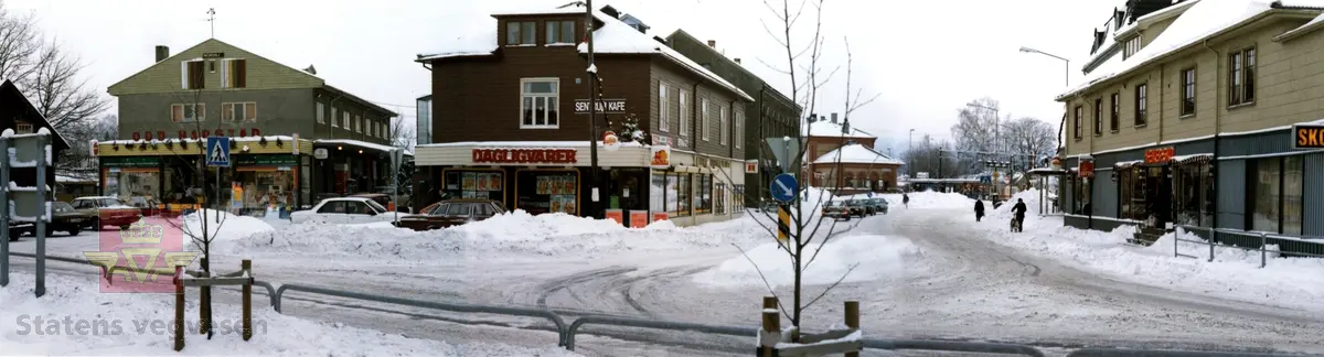 Riksveg 283 Hokksund, Øvre Eiker kommune i Buskerud. Sentrum med dagligvarer, butikker og kafè. Desember 1985.