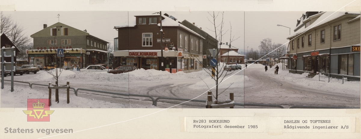 Riksveg 283 Hokksund, Øvre Eiker kommune i Buskerud. Sentrum med dagligvarer, butikker og kafè. Desember 1985.