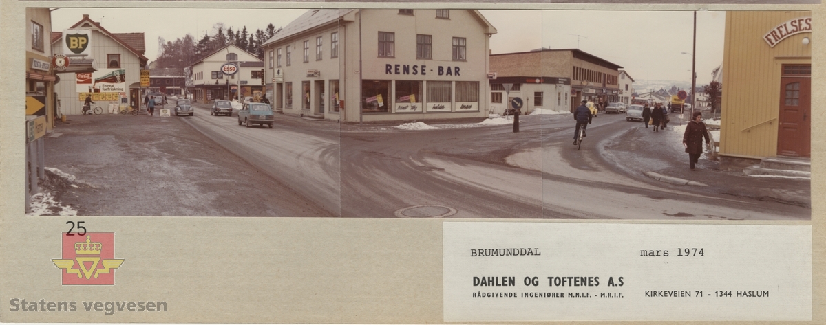 Brumunddal i Ringsaker, Hedmark. Mars 1974. 
Sentrum med fotgjengere og syklister på fortau og gate. BP og Esso bensinstasjon.