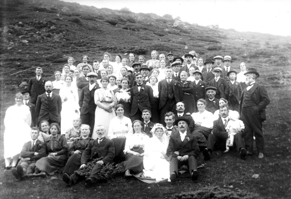 Bryllupet til Ragnvarda Enoksen og Artur Hundstad, Kvæfjord. 1919.