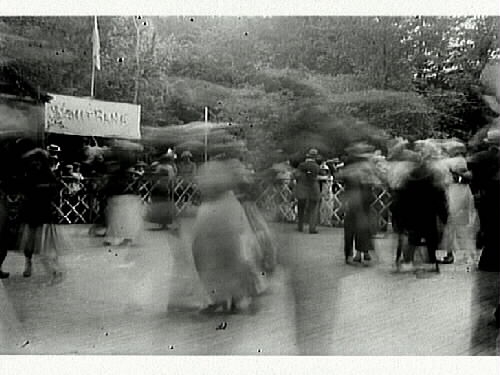 Dans på dansbana. På skylten till vänster står det "Skjutbana". (Bilden tagen vid samma tillfälle som neg.nr. E5551.)