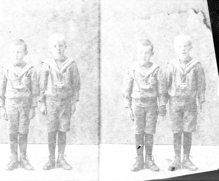 Porträtt av två pojkar i sjömanskostym som står intill. Förmodligen bröder. Två bilder på samma glasplåt.