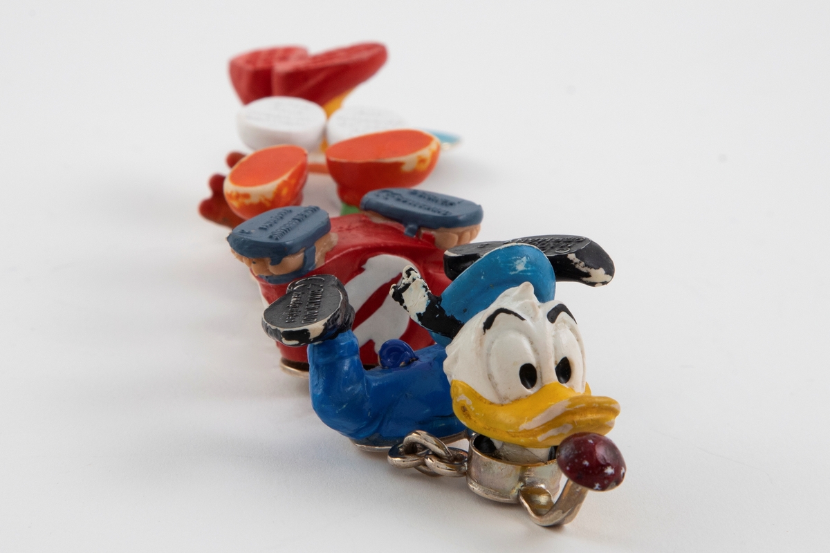 Sølvlenke med readymade deler fra Walt Disney PVC-figurer. Lås med emaljedekor.