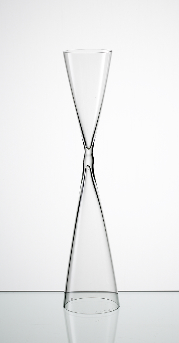 Design: Ingeborg Lundin.
Skulptur, konande, timglasformad.