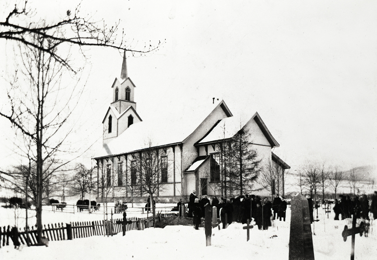 Gravferd ved Bø kyrkje.  Frå gravferda til Olav O. Folkestad i 1906.