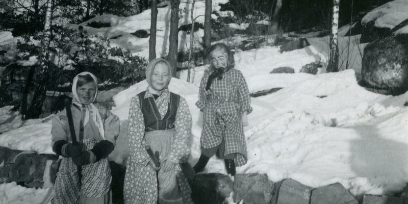 Påskkärringar i Torrekulla mitten av 1950-talet.