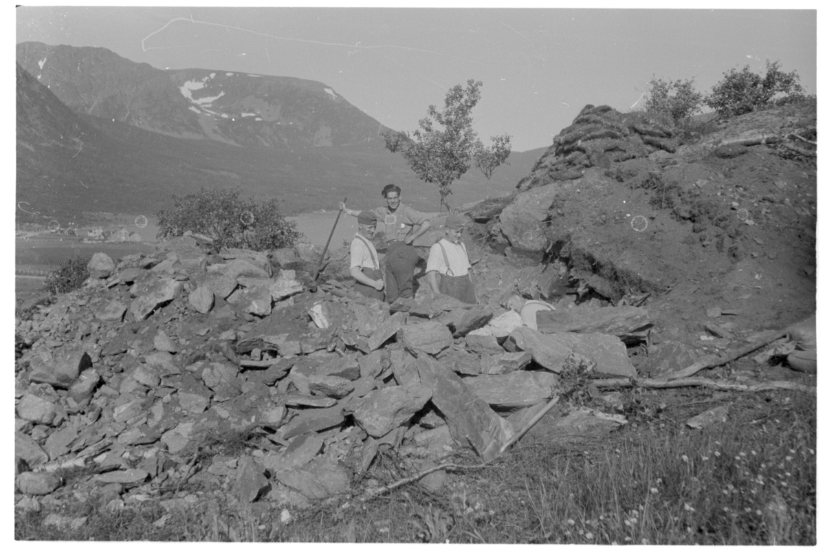Tyske soldater graver løpegraver på Hamran i Kasfjord.
