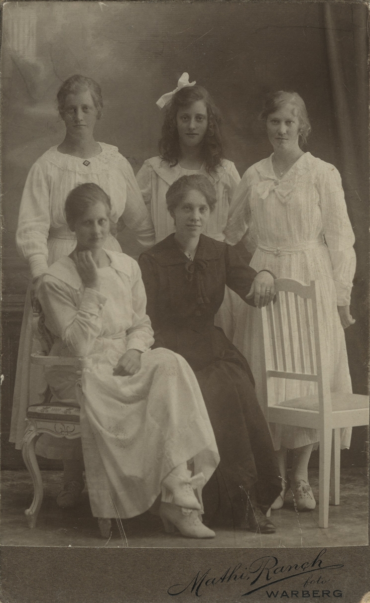 Gerda Bengtsson med systrarna Anna, Linnéa, Elin och Signe.