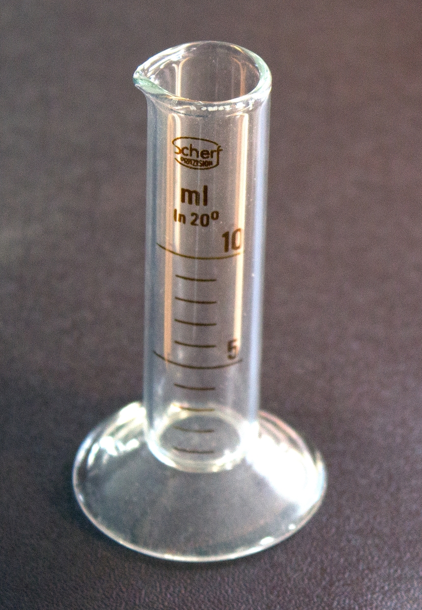 Glassbeger med skala opp til 10 ml.