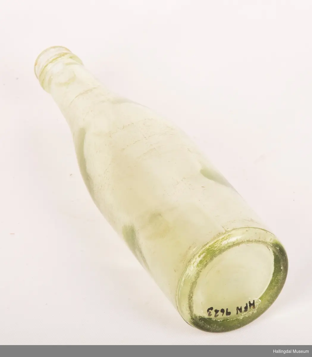 Klar glassflaske med grønnskjær.