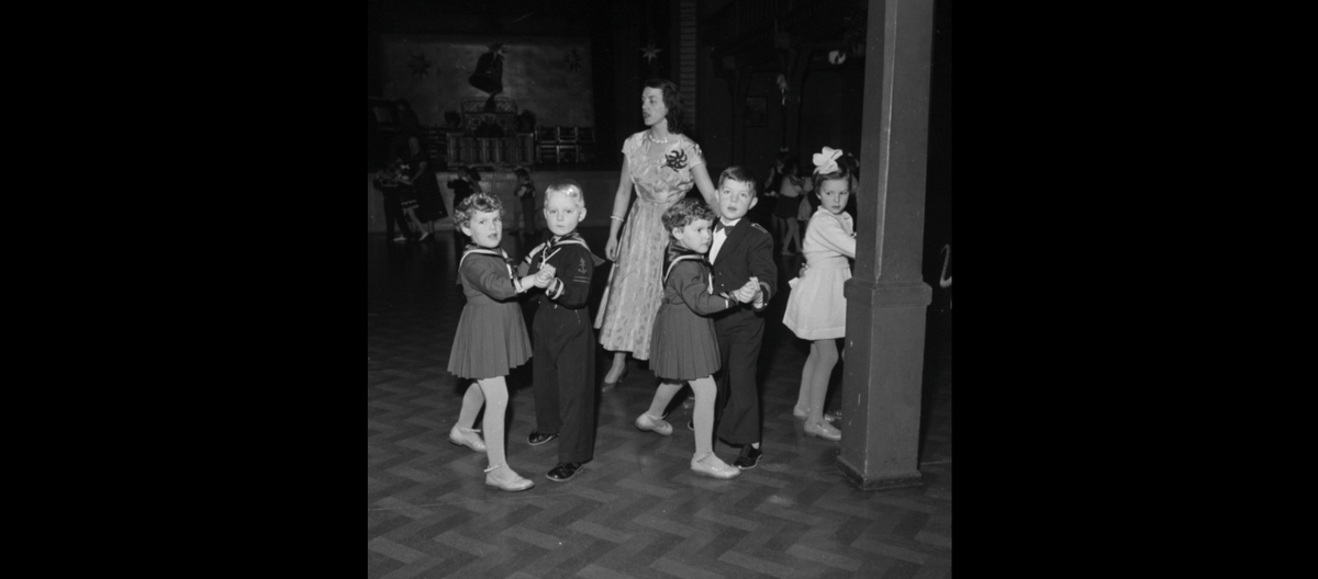 Alma Christensen etablerte en danseskole for barn i Trondheim i 1920. Skolen holdt først til i Kjøpmannsgata 12 (Håndverkerforeningen) og fra 1955 til 1993 i Arbeiderforeningen i Kongensgt.19. Alma døde i 1960 og fra da av tok Norny Gran (1927 -2007) over danseskolen og drev den fram til 1993.