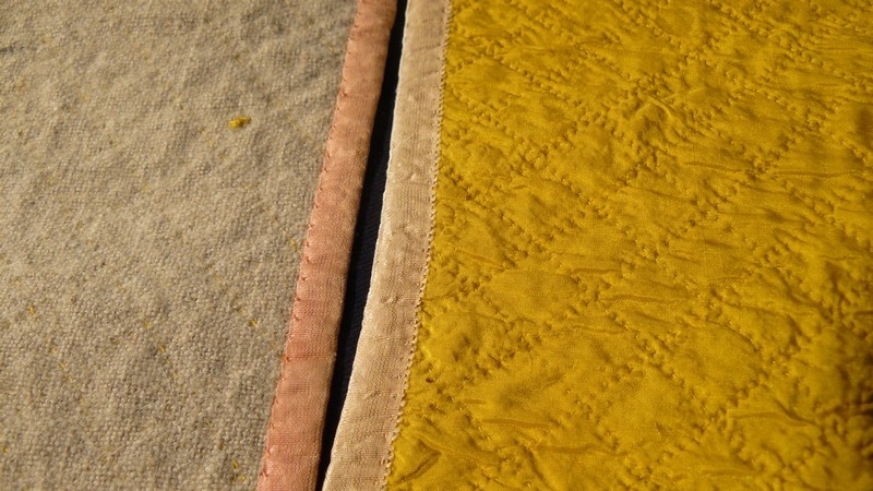 Barnelinne, langt tøystykke av gult bobblerutet stoff, fôr av strie, kanter av lyserød silke (falmet).Spisser til i ene enden. Ble surret rundt bena og hoftene til små barn for at de ikke skulle bli hjulbeinte

Pose VBM.G.0001575 hører til