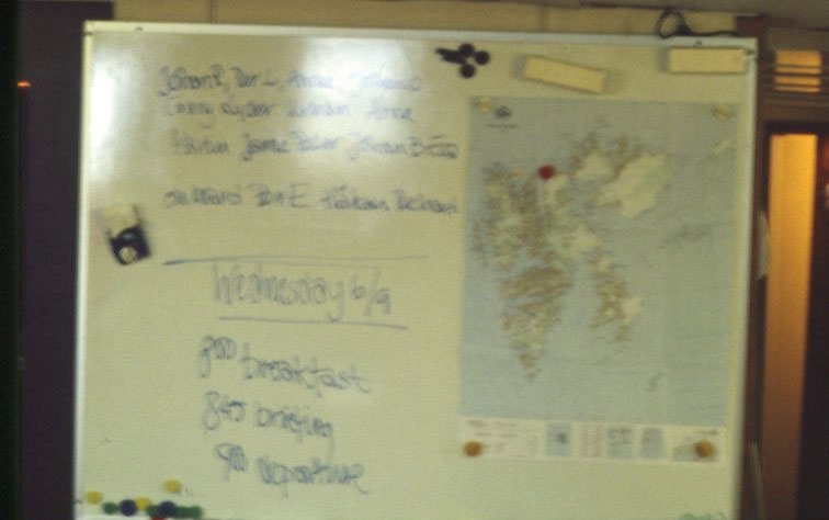 Whiteboard ombord på fartyget M/S Origo med dagordning för morgondagen, 6 sept 2000.
