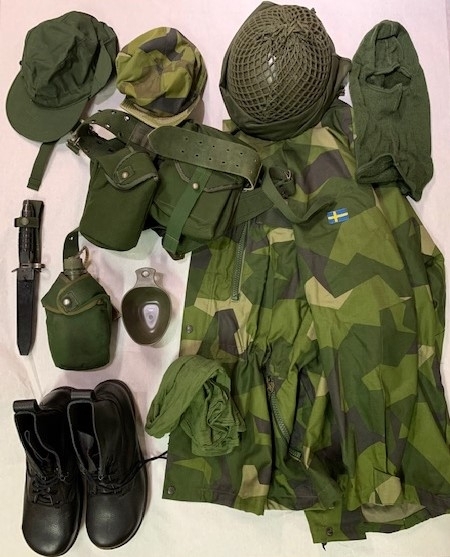 Komplett uniform M/90

- Svarta kängor
- Hjälm med hjälmnät /hjälmdok m/61
- Balaklava märkt 2001
- Grön keps m/59 märkt 1993
- Keps m/90 märkt "219 Hjertstedt"
- Bajonett m/65 till ak4 kan även användas som fältkniv
- Dricksflaska m/67 med fodral
- Stridssele m/90 märkt 1993
- Kåsa grön av plast
- Vapenrock m/90 längd 180cm vikt 85 kg
- Byxor samma storlek som rock märkt 1994 med livrem
- Halsduk