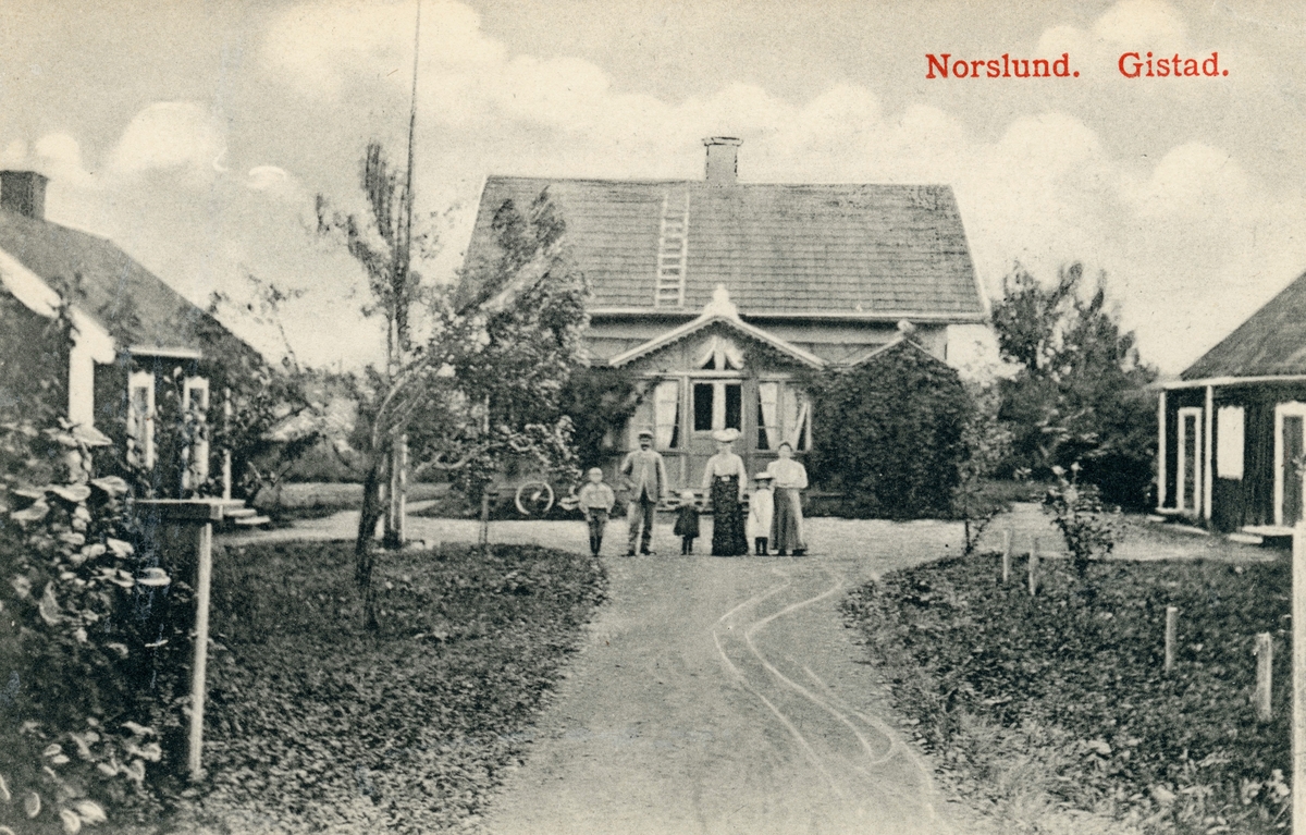 I Norslund eller Nordslund under Markeby lillgård i Gistad drevs länge handelsbod. Bilden är inte daterad men visar rimligtvis platsen omkring 1910 med handlare Axel Andersson, makan Augusta och deras tre äldsta barn samt ett handelsbiträde.