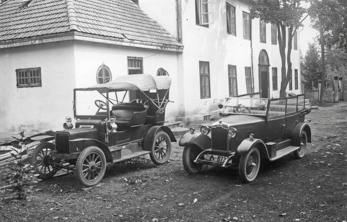 Alf Mjøen i bil foran hovedbygningen på Gjøvik gård 1925
