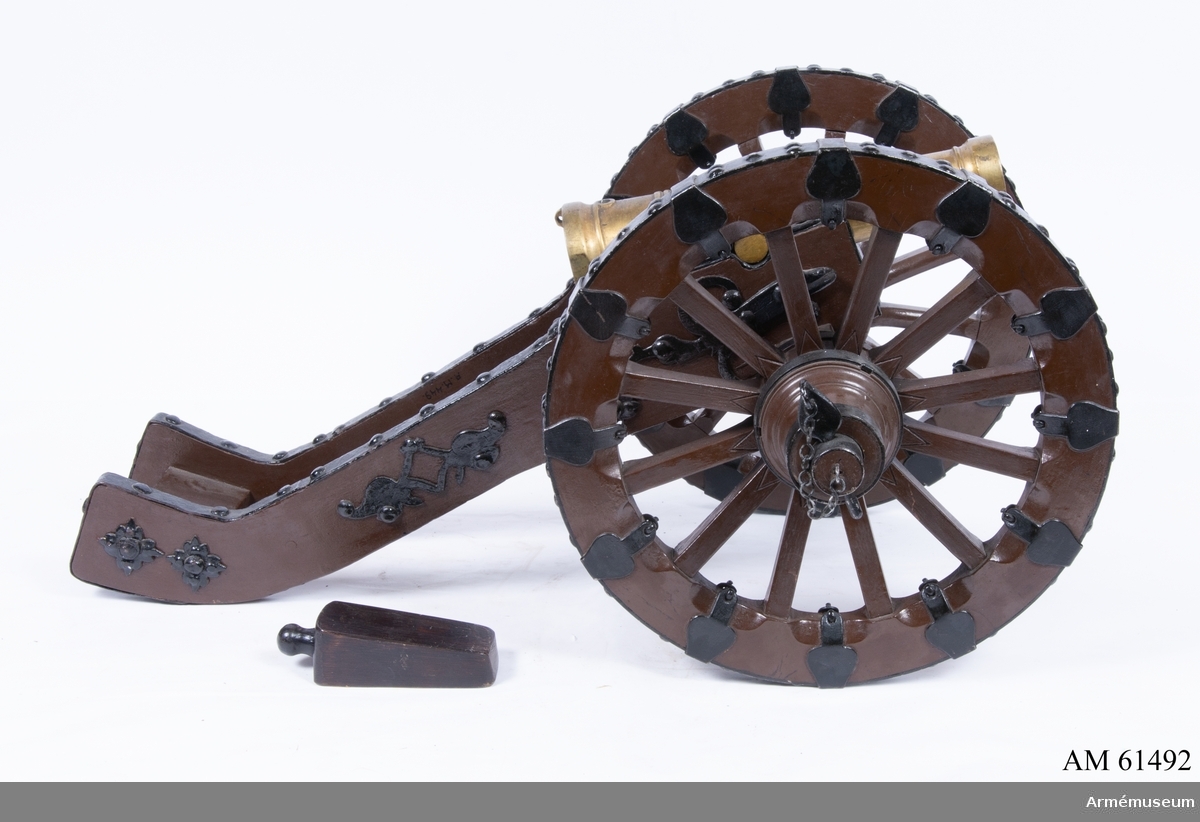 Grupp F I.
Modell av 4-pundigt regementsstycke. Skala 1/4.
Kapten F A Spaks katalog 1888.
Samhörande med stycket är lavett, med nytillverkade, hjul och riktkil.