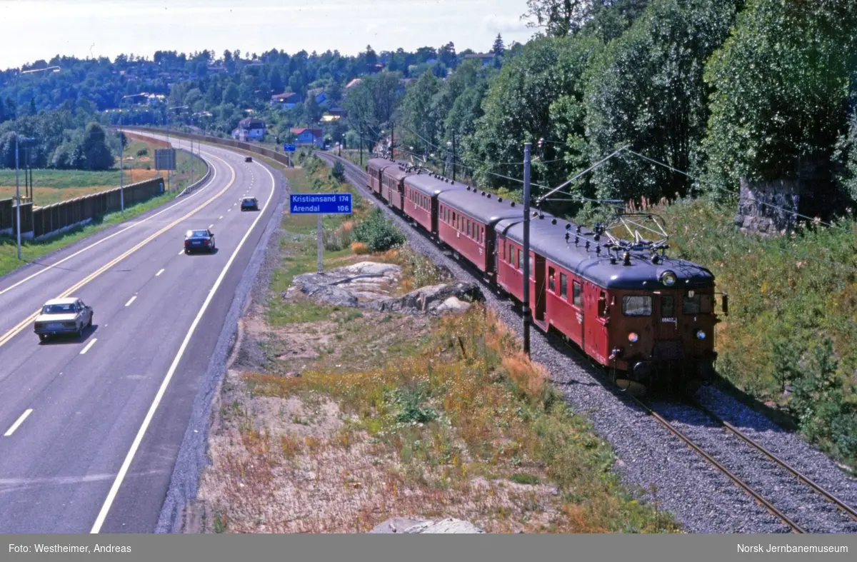 Elektrisk motorvognsett type 68A (nærmest) og 67 med ekstratog ved Prestealleen holdeplass mellom Nystrand og Skjelsvik