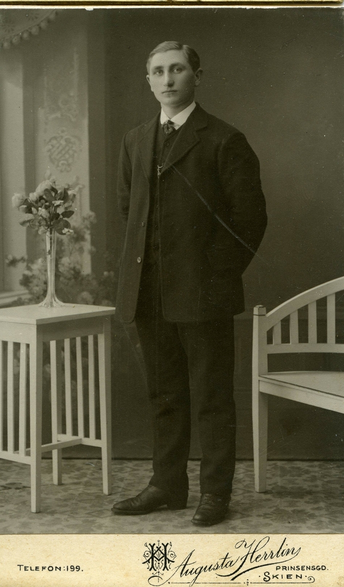 Portrettfoto av Olav Smedstad, tenar på Borja 1916-1917