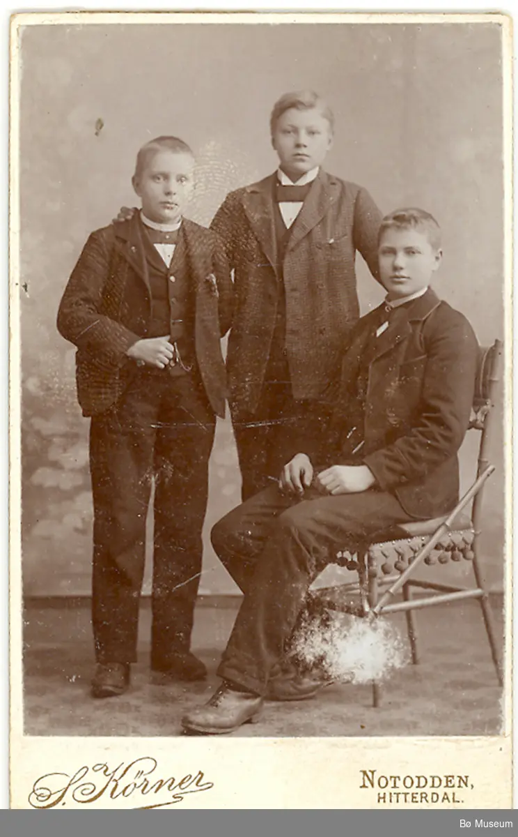 Tre unge menn i fotoaterlier: Klas Borgen, Kristoffer Klevar og Halvor Staurheim