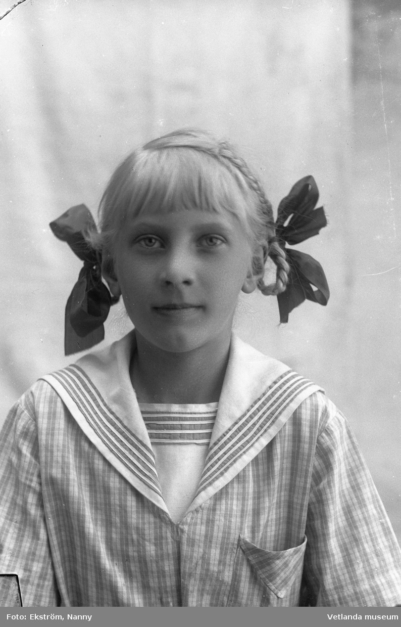 Anna Karin Zackrisson i fotoateljén på Mogärde i Vetlanda. Anna Karin var dotter till fotografen Nannys syster Amy.