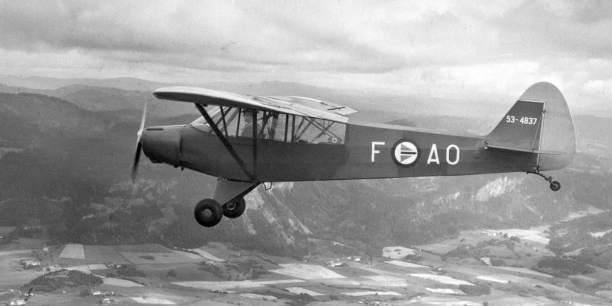 Piper L-18C Super Cub i luften.