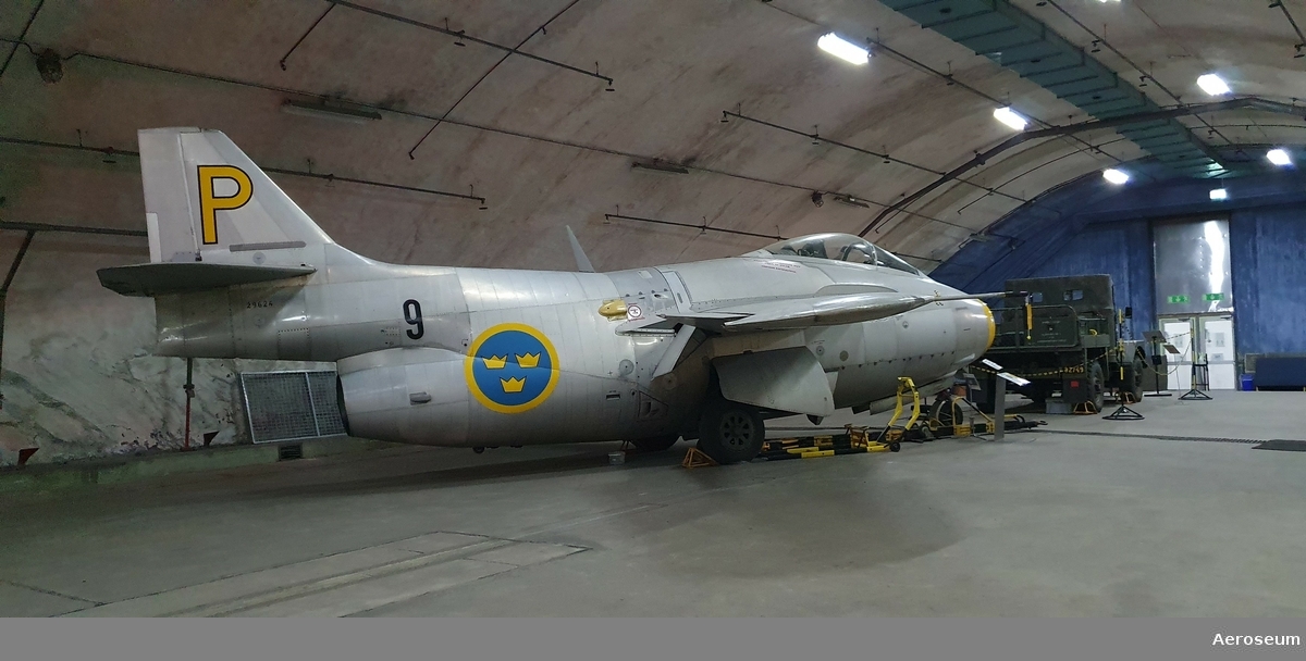 SAAB J29 Flygande Tunnan var det första västeuropeiska flygplanet med pilvingar. Trots flygplanets rundade form var det snabbt och smidigt. Den första flygningen genomfördes första september 1948.

Flygplanet producerades i 661 exemplar.

Under FN:s insats i Kongo under åren 1960-1964 skickade Sverige ner ett förband av J29 för att understöjda FN:s trupper i striderna.

Första flygningen skedde 1948. Flygplanet var i aktiv tjänst mellan 1950 till 1976.