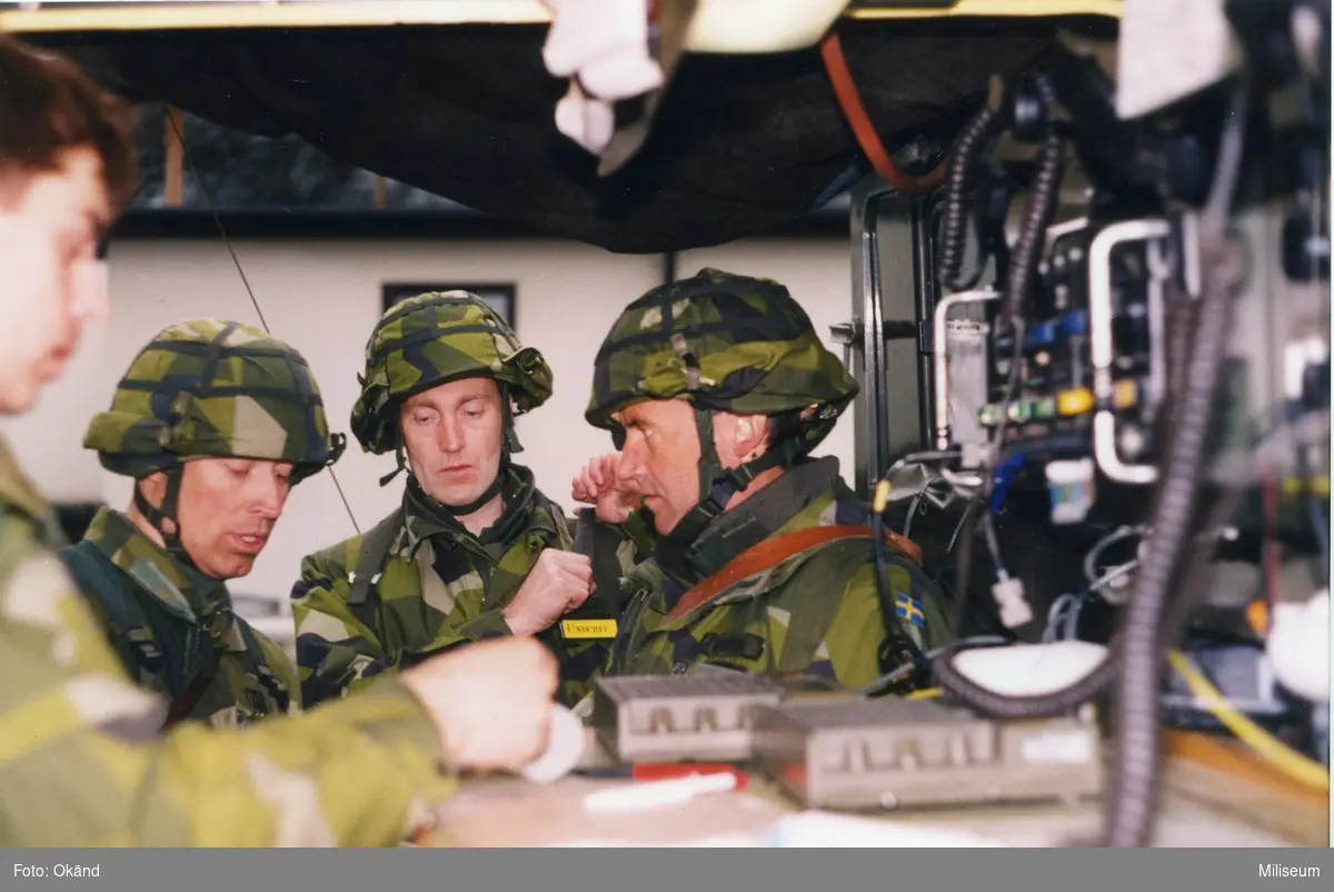 Brigadstab. Stabsarbete. Från vänster ?, underrättelsechef major Per Sandgren och överste Thore Bäckman, brigadchef, I 12.