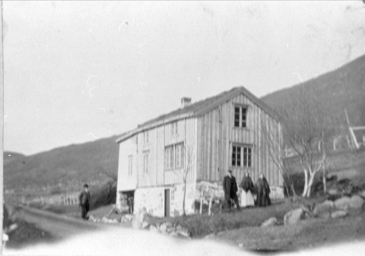 Halvannenetasjes bolighus med torvtak på Utstrand i Kvæfjord.