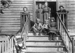 Sogneprest Peter Bugge med barn, fotografert på trappa til K