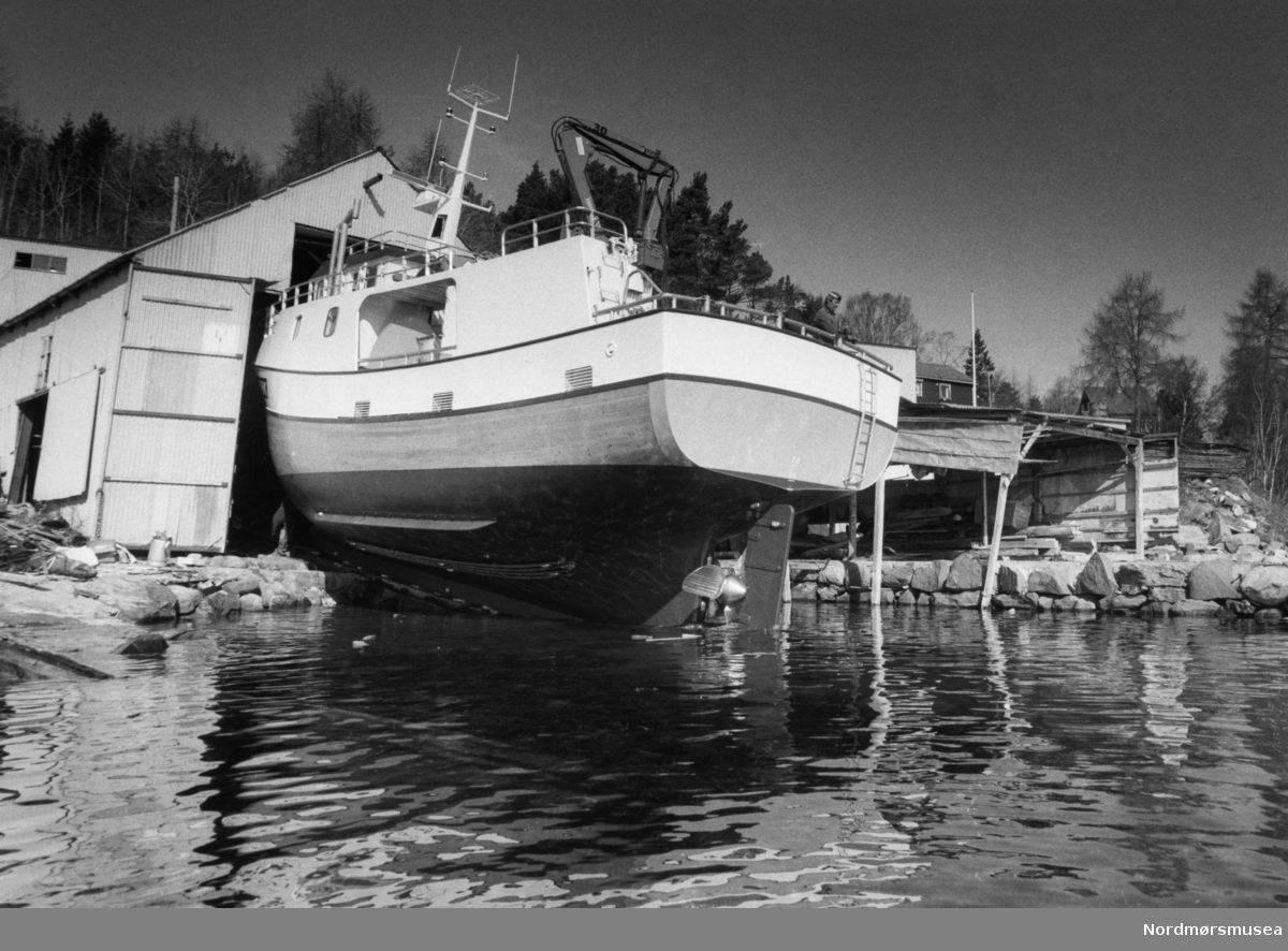 Bremsnes båtbyggeri, Averøy. Bildet er fra avisa Tidens Krav sitt arkiv i tidsrommet 1970-1994. Nå i Nordmøre museums fotosamling.