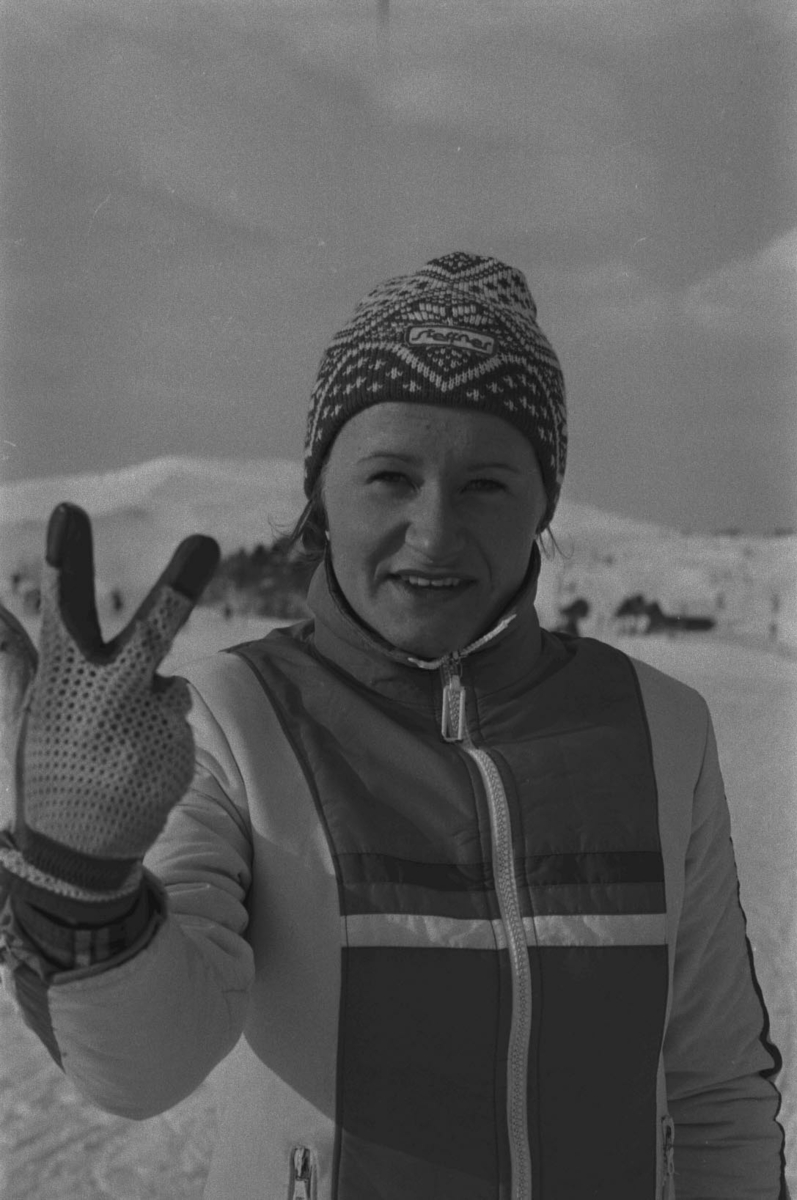 Kvinne viser seierstegnet, V-tegnet, Skiløper