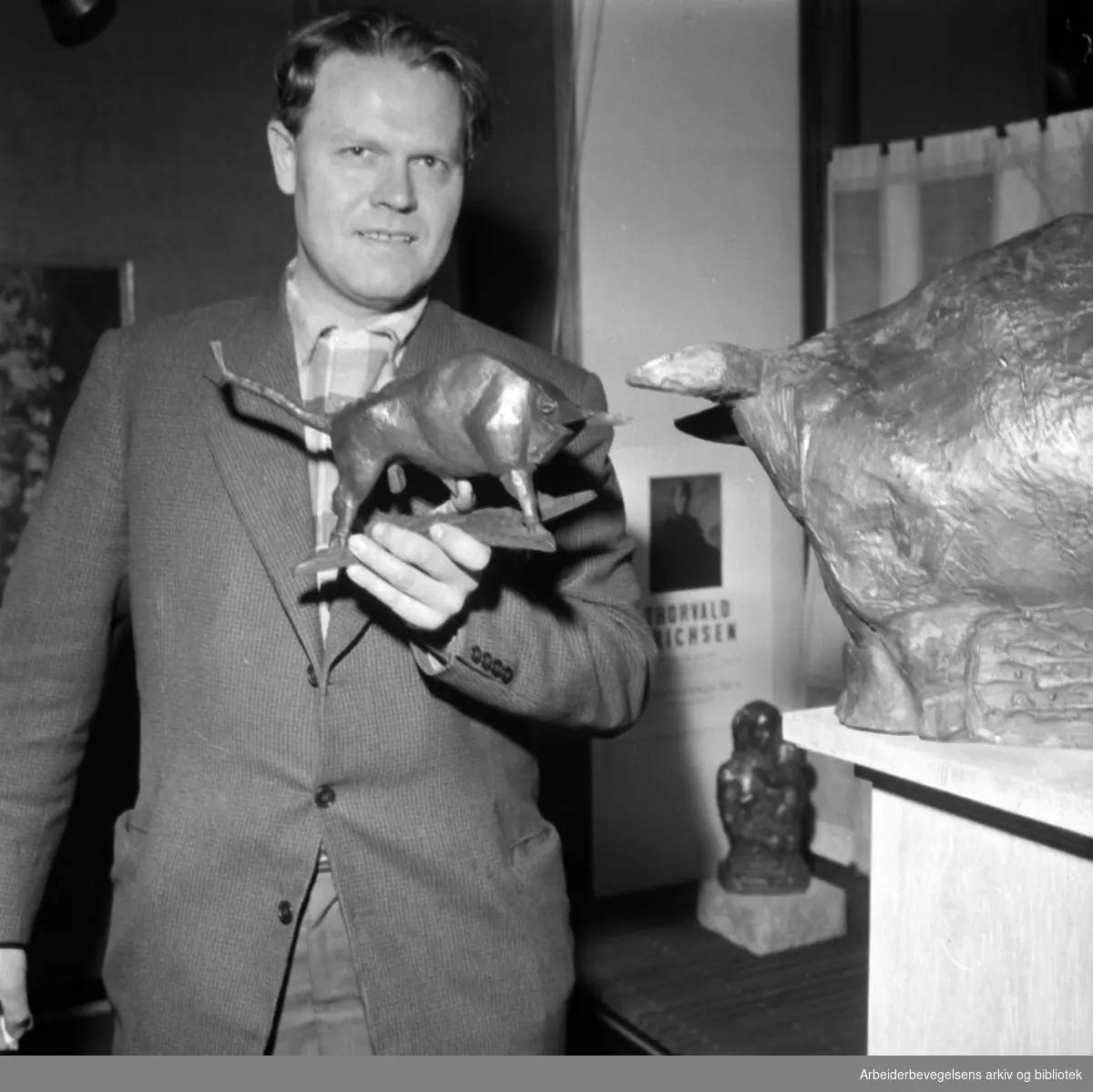 Arnold Haukeland med sin skulptur "Torro". Utstilling på UKS i april 1959. Unge kunstneres samfund