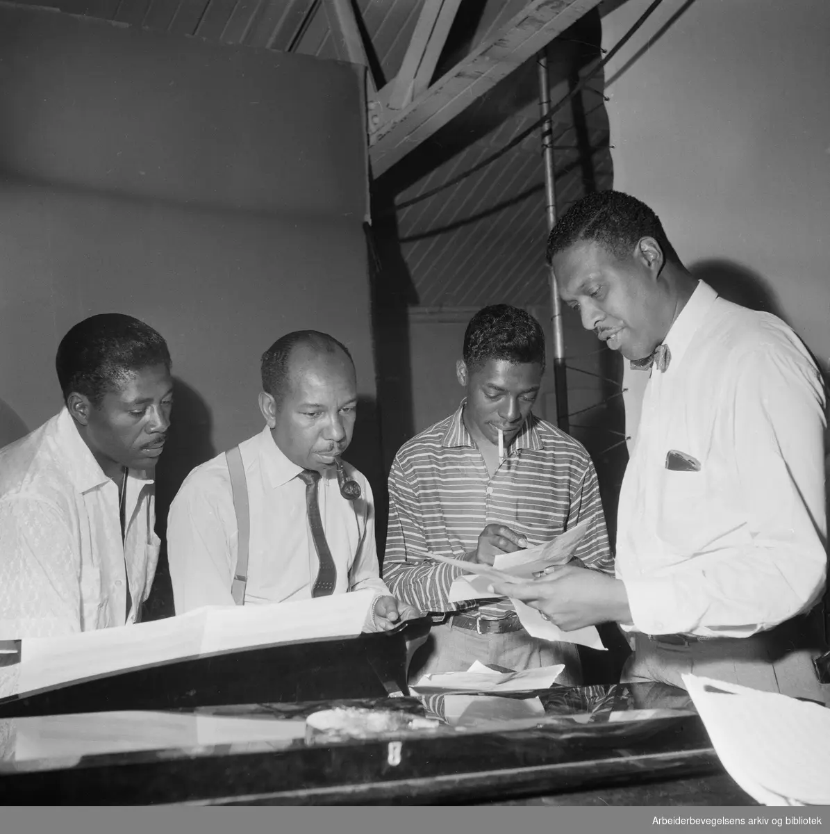 Plateinnspilling med The Deep River Boys i ABC-films studio i Oslo. Fra venstre: Jim Lundy, Ray Durant, Al Bishop og Harry Douglass. August 1957.