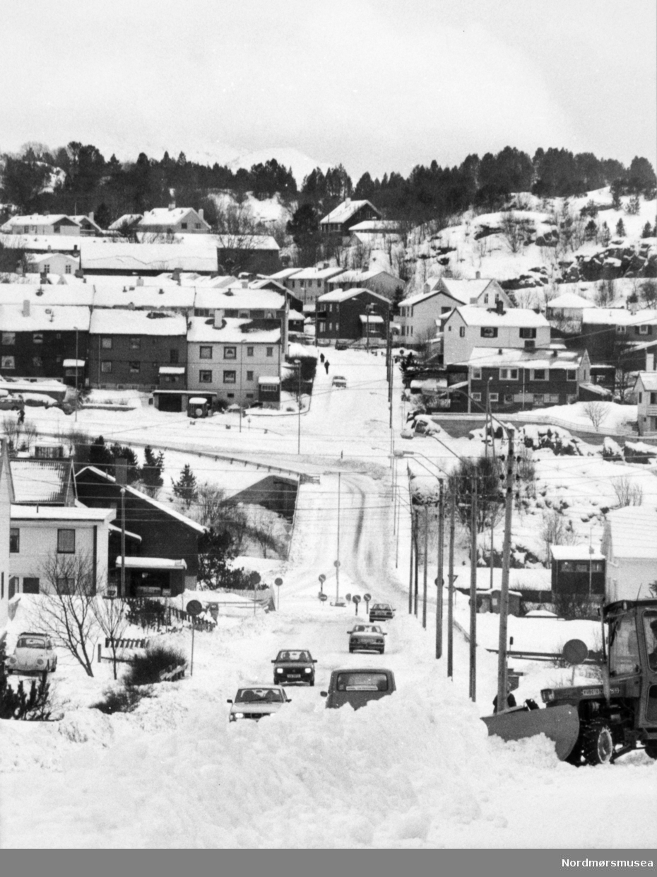 Snø i Brunsvika. Rundkjøringa på plass. Bildet er fra avisa Tidens Krav sitt arkiv i tidsrommet 1970-1994. Nå i Nordmøre museums fotosamling.