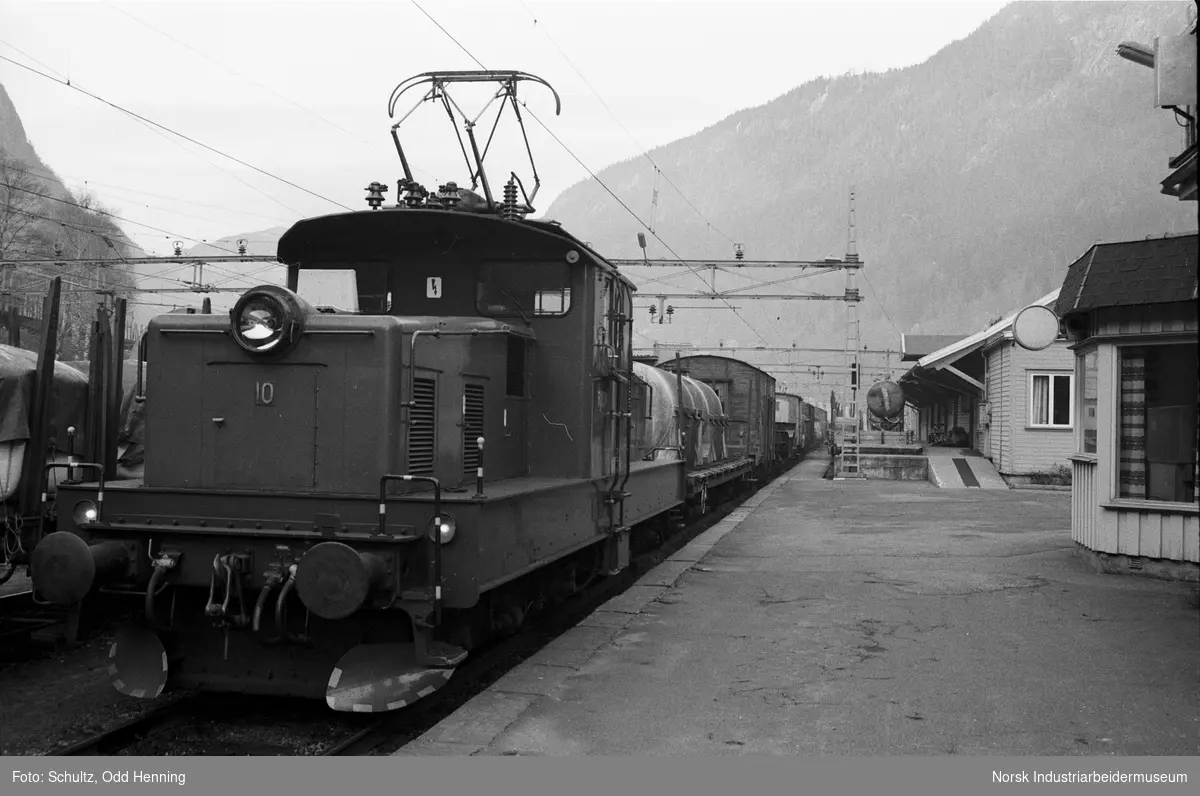 Rjukanbanens Lokomotiv 10, med utrangert materiell.