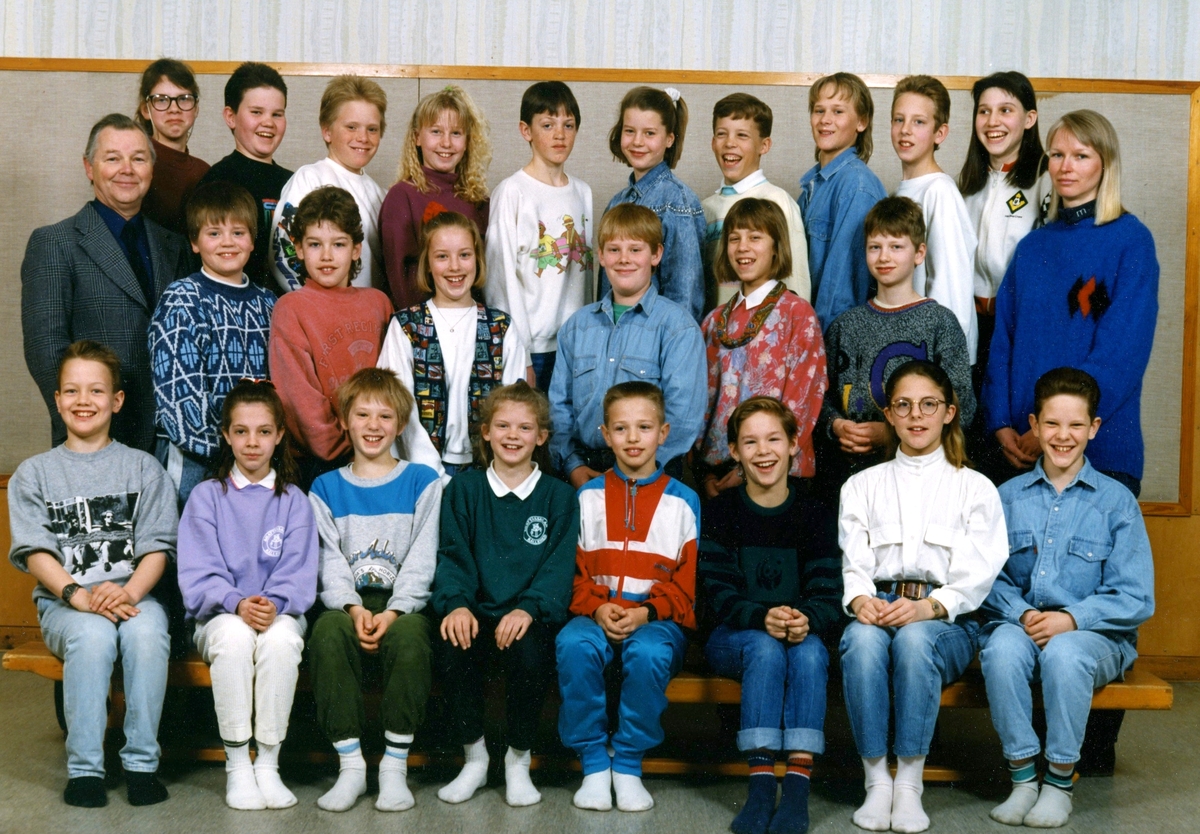 Skolkort på läraren Rolf Werner, okänd assistent och elever i Brattåsskolan, 1990-tal.
Namnuppgifter finns hos Kållereds Hembygdsförening i Rolf Werners skolpärm.