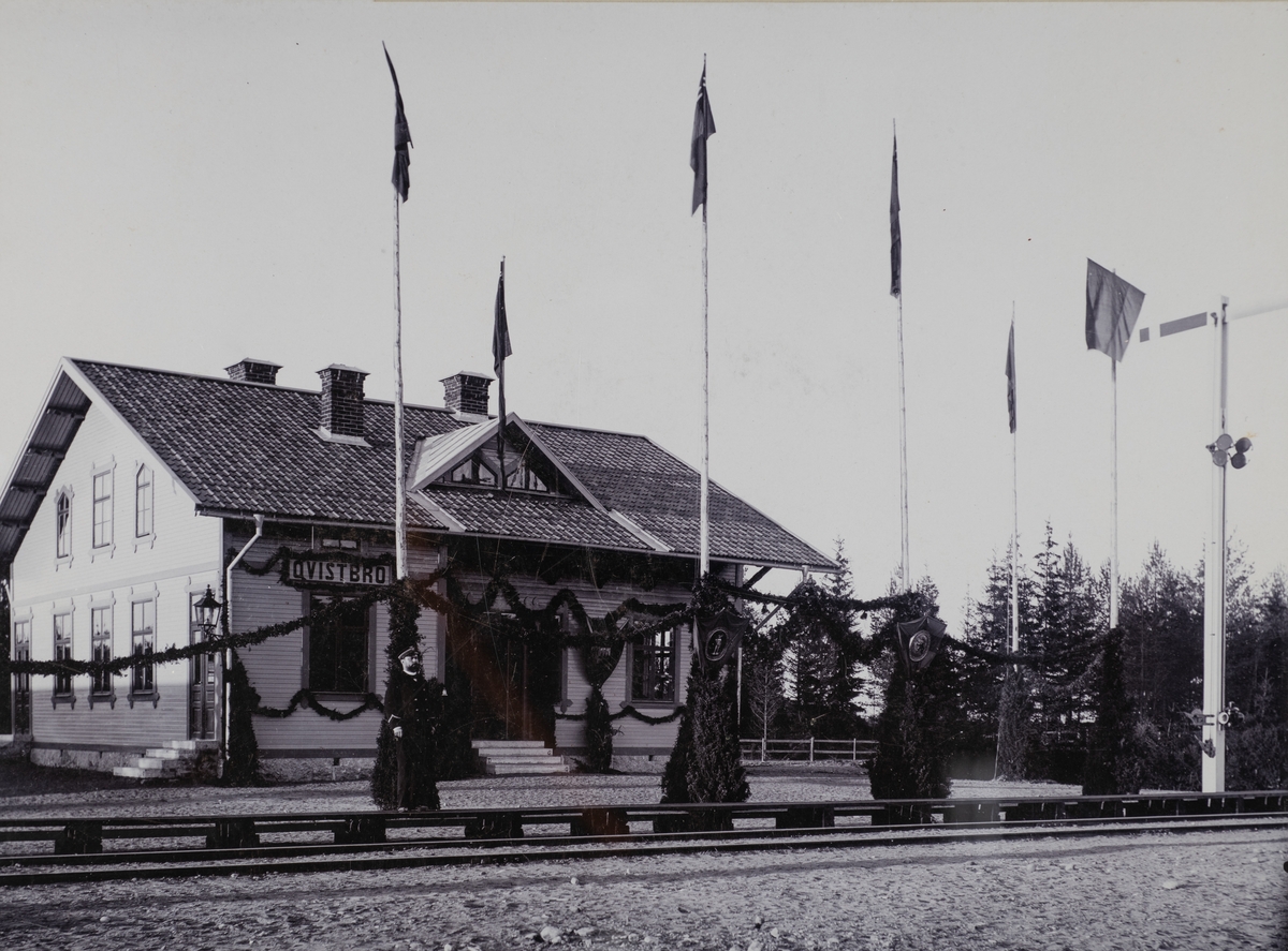 Kvistbro. station med inspektör Moselius.
Bilden tagen runt år 1900.