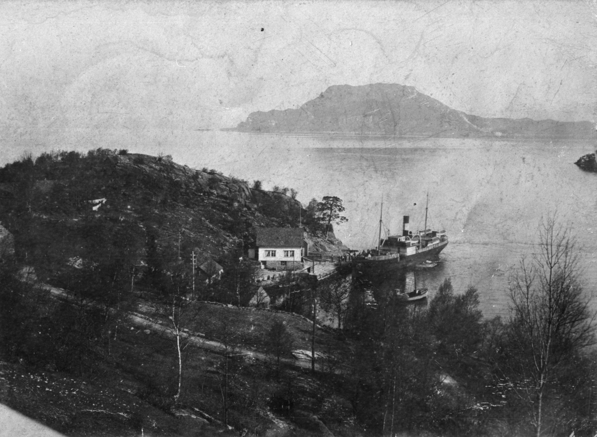Utsikt over Innbjoa kai, 1921. Eit dampskip frå HSD er i ferd med å legge til.