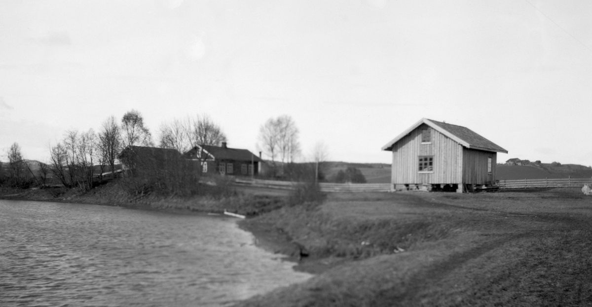 "Lertangen" (Leirtangen) med flere hus, vann. 