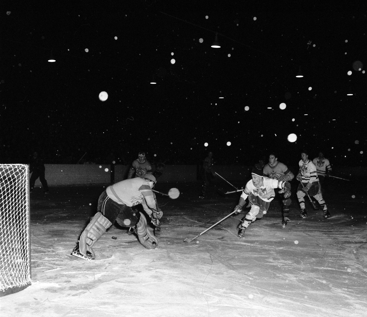 Ishockeymatch mellan Strömsbro IF och GGIK, troligen på Nynäs IP i Gävle 1957.
