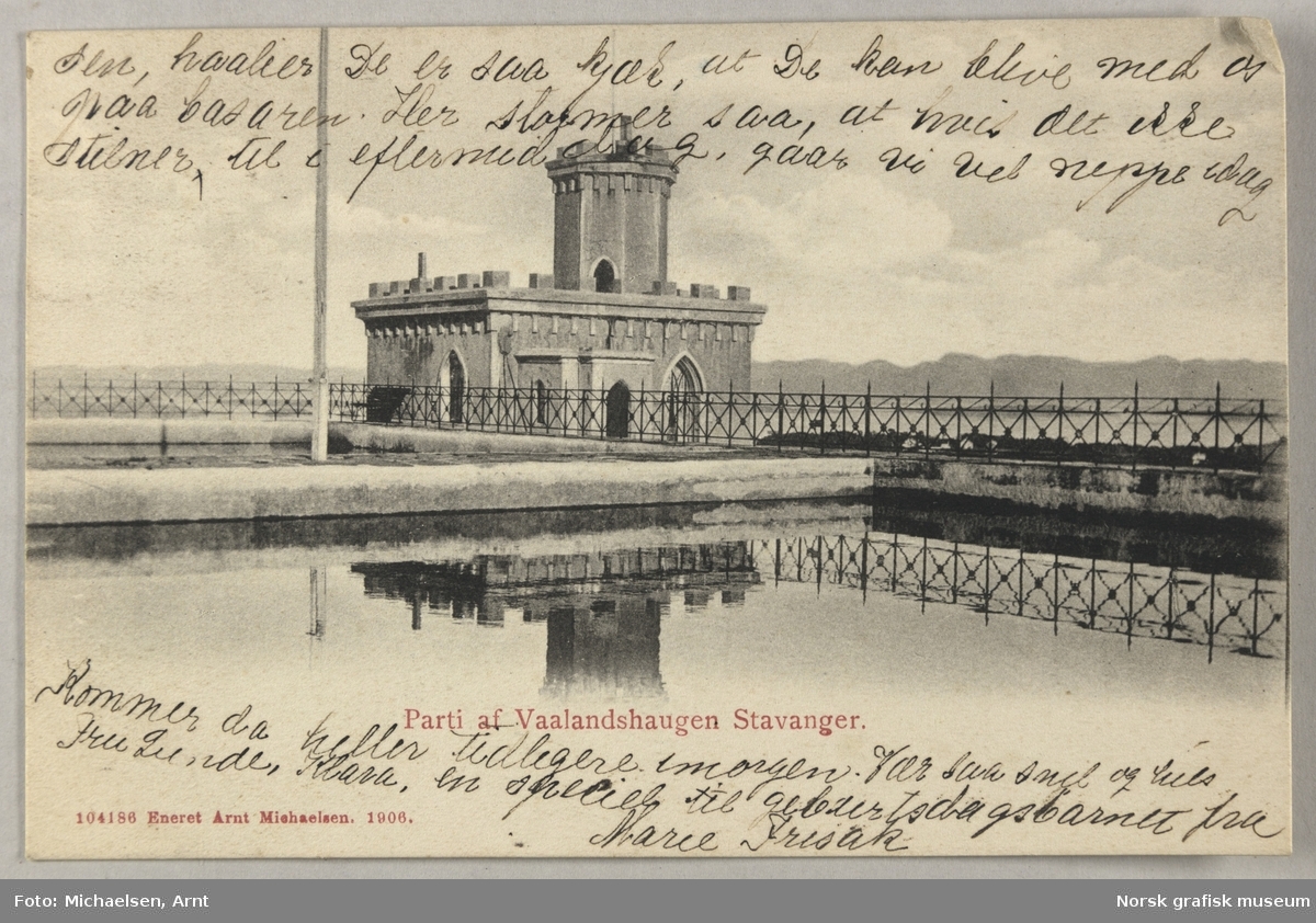 Vålandstårnet i Stavanger med et vannbasseng foran. Det er hilsener på fremsiden og baksiden av postkortet.