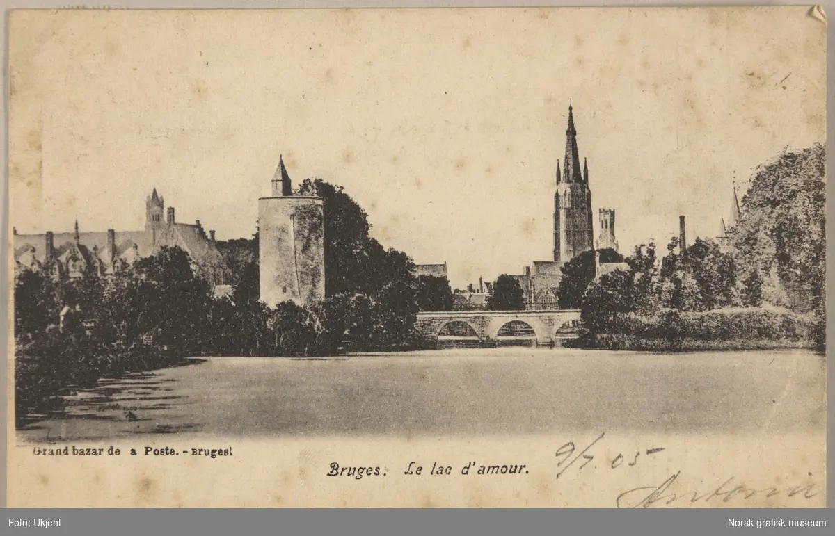 Postkort fra "Lake of love" i Brugge i Belgia. Det er en stor kanal med bro over, et tårn og ei stor kirke.