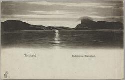 Postkort med et stemningsfullt bilde av Rødøyløva i midnatts